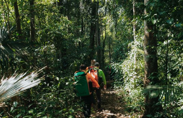 Trekking to the En Cave